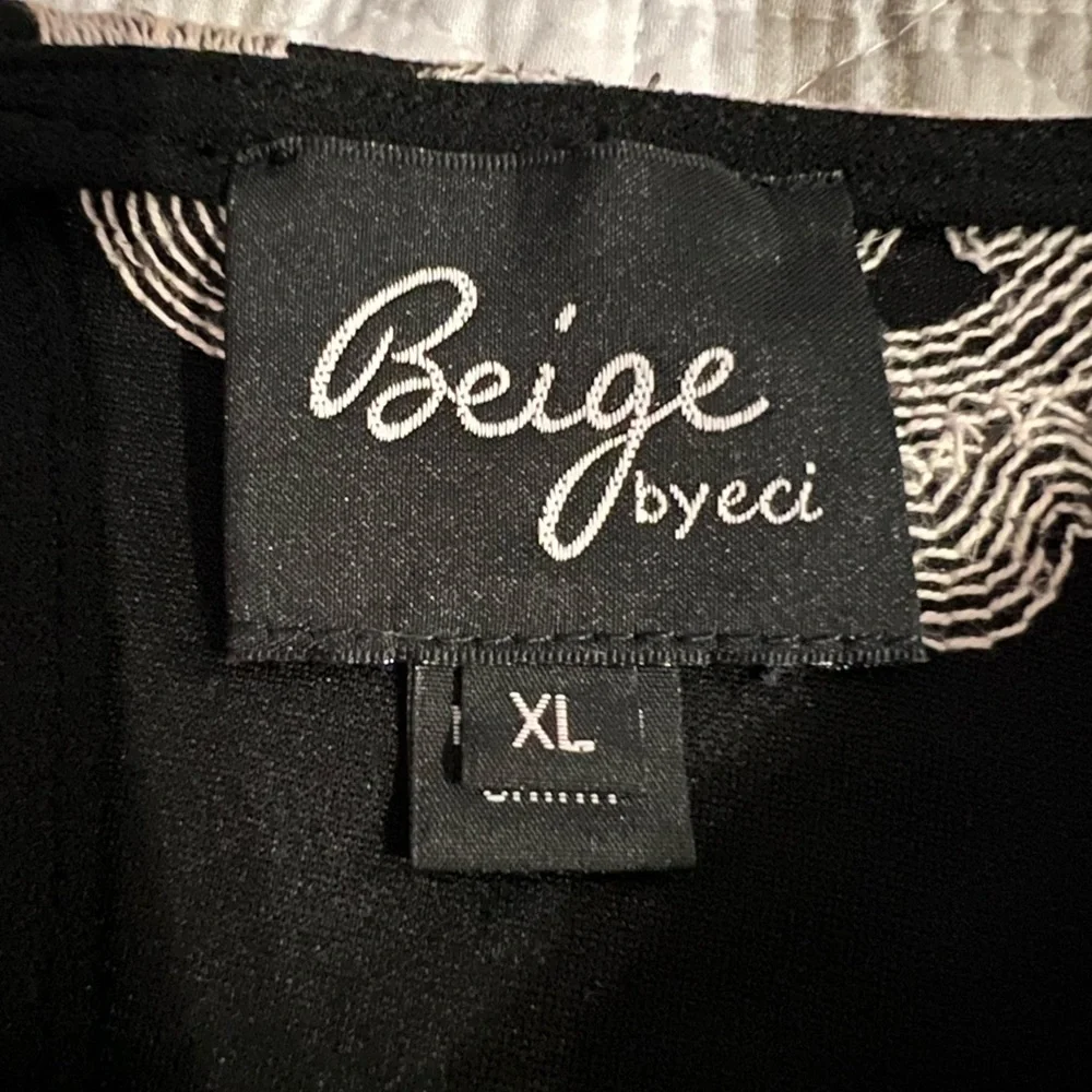 Beige by Eci Beautiful Floral Black and White Embroidered Women's Top size XL - Picture 4 of 4